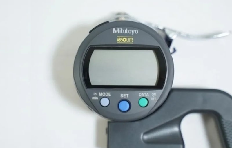 Mitutoyo 547-400S có màn hình số và các nút chức năng dễ thao tác