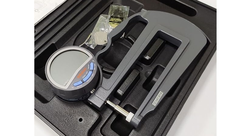 Mitutoyo 547-321A có thiết kế đơn giản, màn hình hiện số dễ đọc