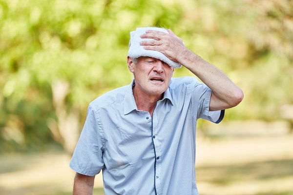 Trời nóng gây ảnh hưởng đến sức khỏe người già