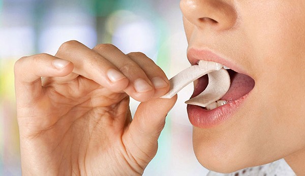 Nhai kẹo cao su để giảm nồng độ cồn trong hơi thở