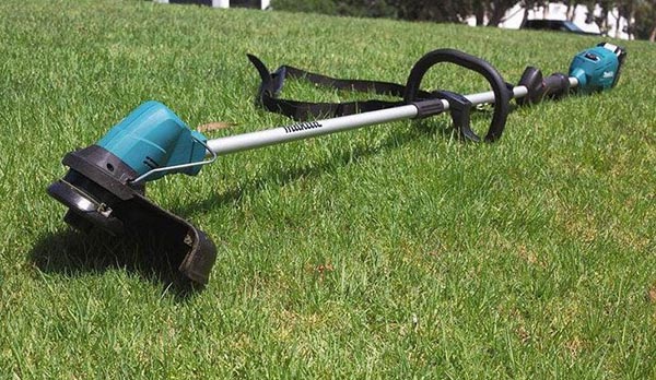 Cành của máy cắt cỏ là một thanh kim loại dài