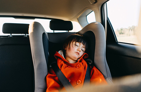 Trẻ có thể bị sốc nhiệt trong ô tô đóng kín