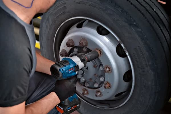 Bosch GDS 18V-1050 H phù hợp với nhiều đối tượng sử dụng khác nhau