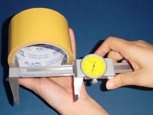 Sử dụng thước cặp đồng hồ đo để đo đường kính trong