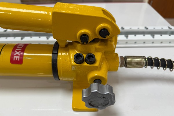 Bơm tay thủy lực CP-700 có khả năng tạo lực ép mạnh mẽ