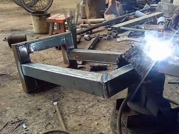 Hàn chắc các thanh thép, sắt đã được cắt đều với nhau để làm thành khung
