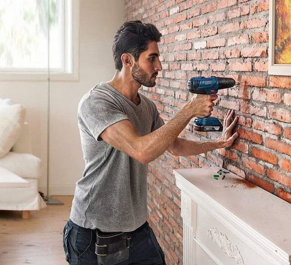 Bosch GSB 180-LI mang lại ấn tượng ban đầu với thiết kế gọn gàng