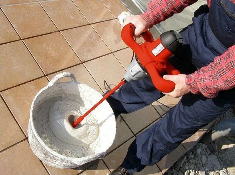 Trộn keo dán gạch với nước theo đúng tỷ lệ khuyến nghị của nhà sản xuất
