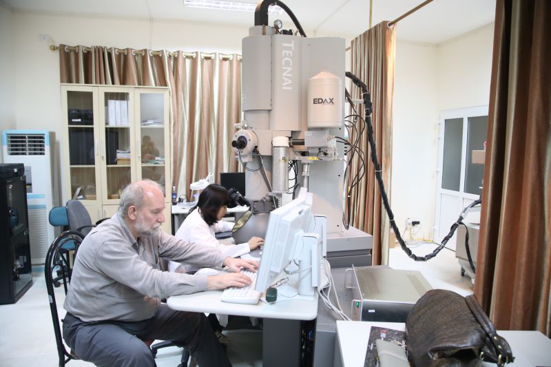 Kính hiển vi điện tử thường dành cho nhà nghiên cứu trong phòng thí nghiệm