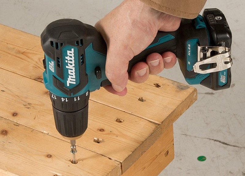 Máy khoan pin Makita DF332DSAE hoạt động mạnh mẽ