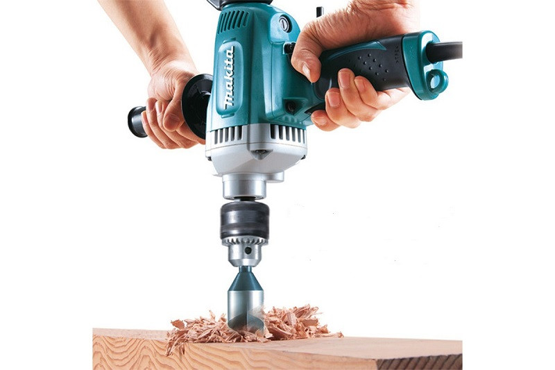 Máy khoan bắt vít Makita M6200B làm việc ổn định