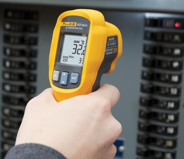 Fluke 62 Max có khoảng cách đo nhiệt độ gần hơn Fluke 64 Max