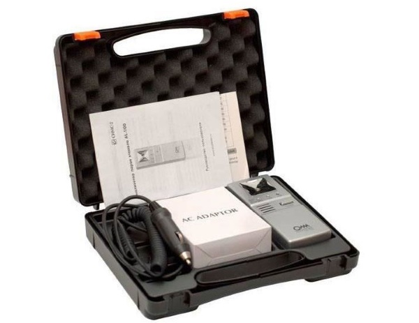 Máy đo nồng độ cồn Sentech AL1100 được đựng trong vali chuyên dụng