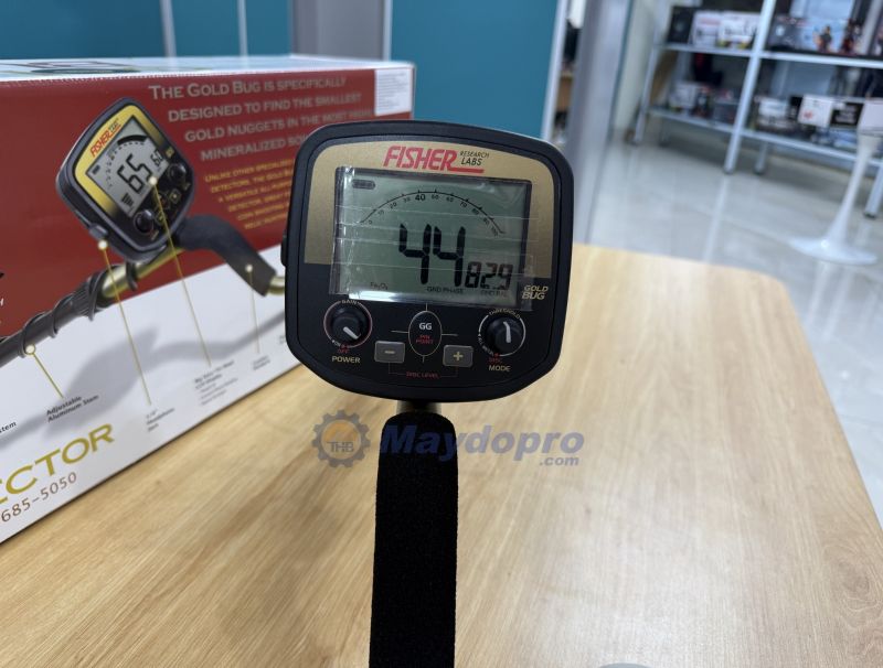 Màn hình LCD hỗ trợ đèn led hiển thị các thông số khi dò tìm mục tiêu