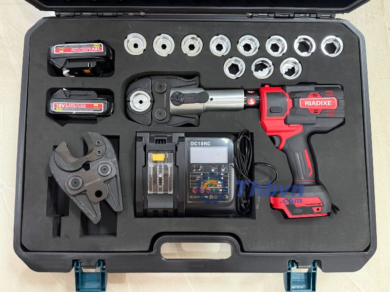 Máy ép cos thủy lực dùng pin CD-300C-2 được ứng dụng rộng rãi trong các công việc thi công, lắp đặt và bảo trì hệ thống điện