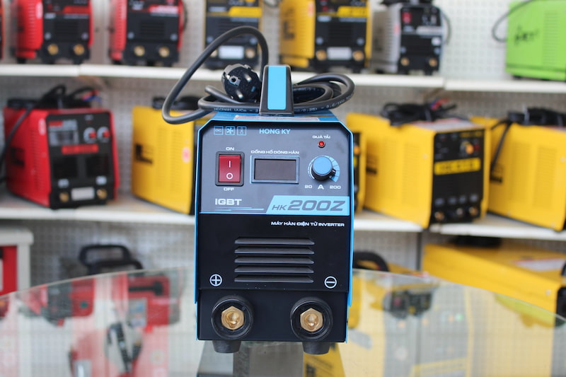 Bảng điều khiển của máy hàn que Hồng Ký HK200Z
