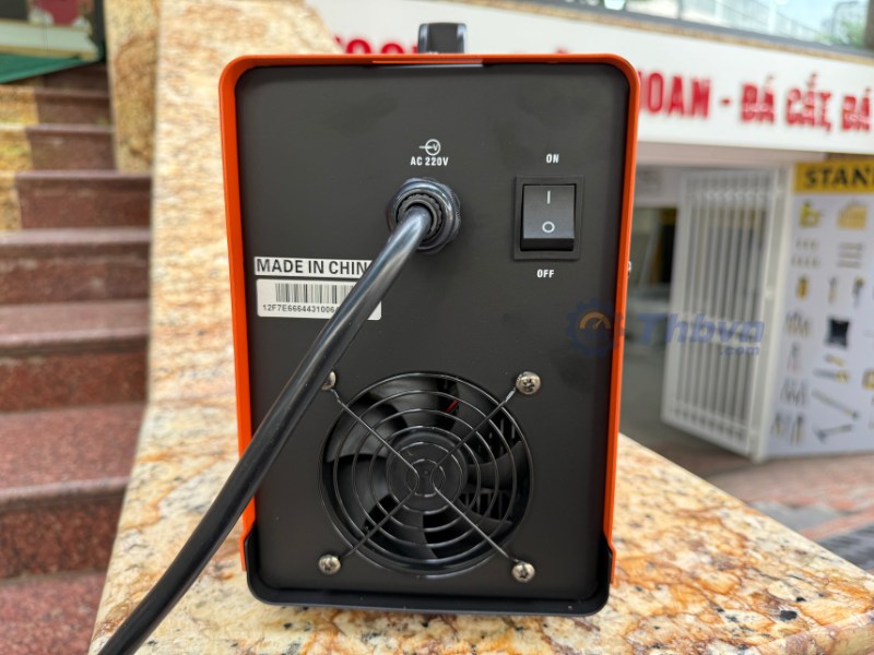 Mặt sau của chiếc máy hàn que Jasic ZX7 250E