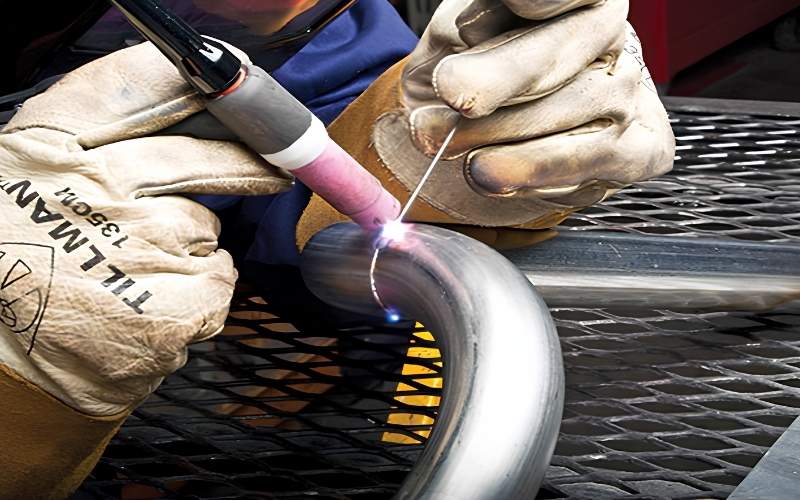 Hàn TIG sử dụng điện cực tungsten không nóng chảy để tạo hồ quang giữa điện cực và vật hàn