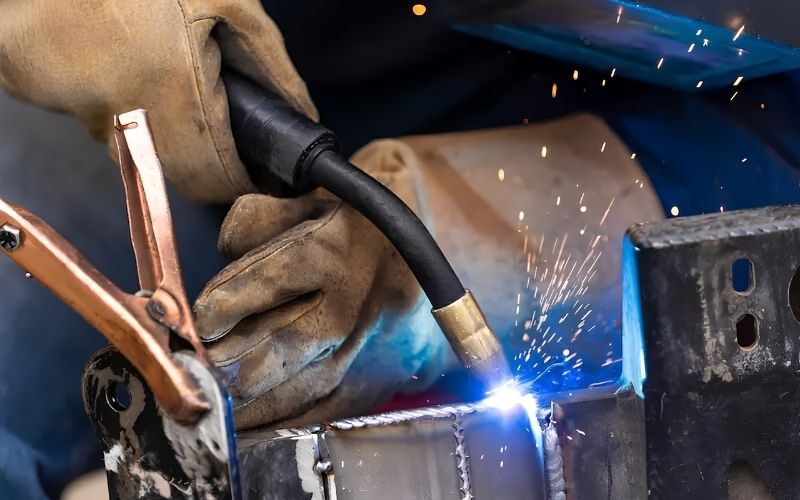 Hàn MIG sử dụng dây hàn nóng chảy được bộ cấp dây đưa liên tục qua súng hàn