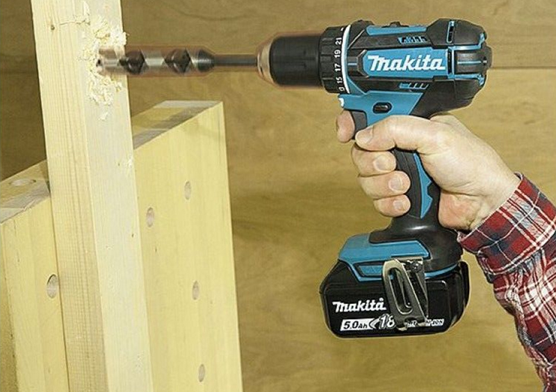 Máy khoan pin Makita DDF484RTE sử dụng đông cơ không chổi than