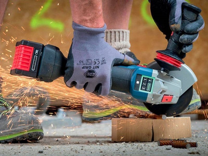 Bosch GWS 18V-10 sử dụng động cơ không chổi than mạn mẽ, tốc độ không tải 9.000 vòng/phút