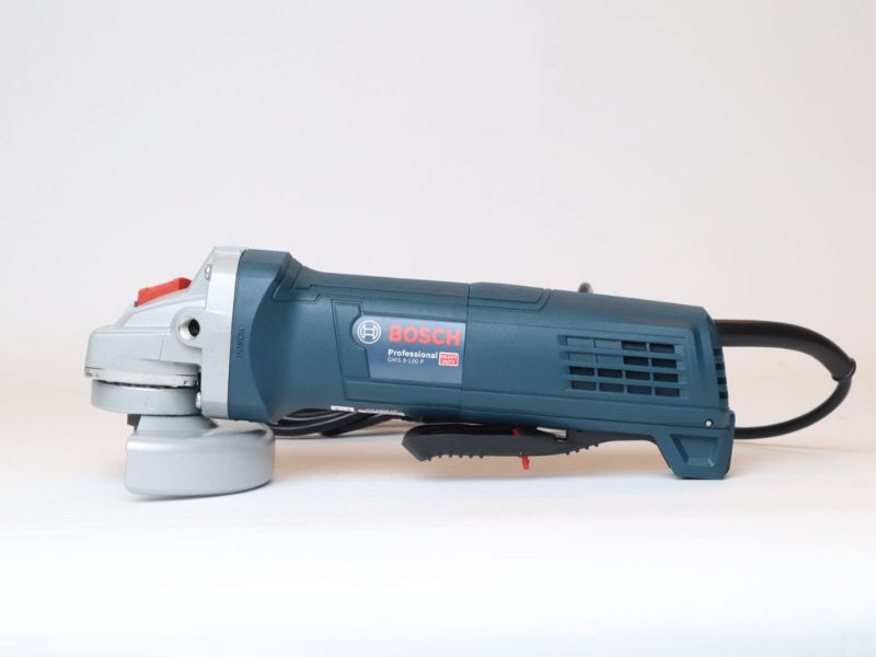 Thiết kế Bosch GWS 9-100 P nhỏ gọn, dễ dàng thao tác bằng một tay