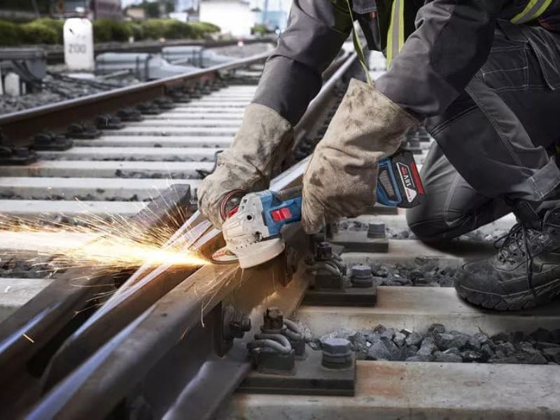 Bosch GWS 18V-11 S sử dụng động cơ không chổi than mạnh mẽ, tốc độ không tải lên tới 11.000 vòng/phút