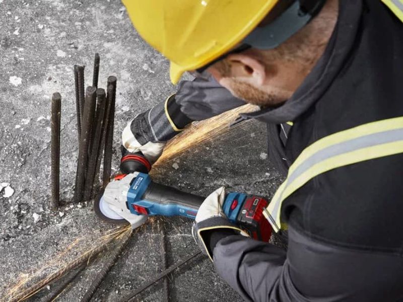 Bosch GWS 18V-11 S sử dụng đĩa mài 100mm, cho phép cắt mài mạnh mẽ