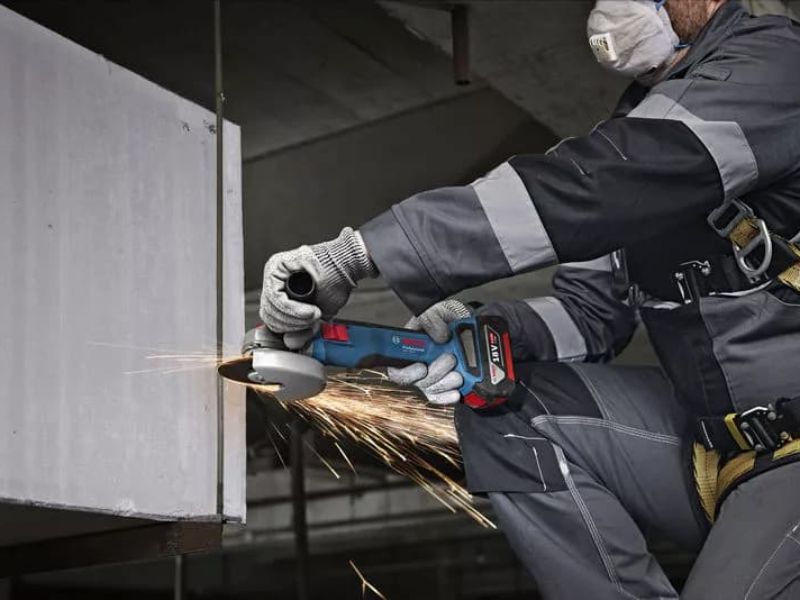 GWS 18V-8 đạt công suất tương đương máy mài điện 800W cắt, mài mạnh mẽ