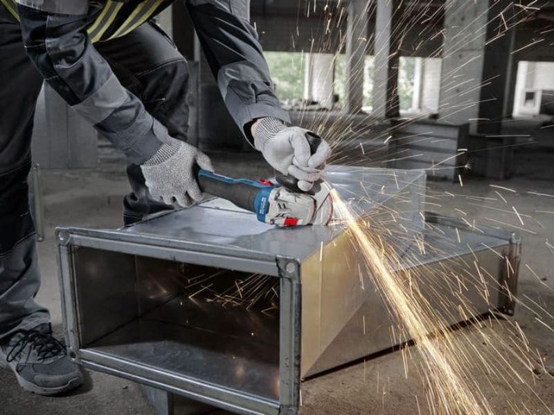 Máy đạt tốc độ không tải lên tới 11.000 vòng/phút giúp cắt, mài mạnh mẽ