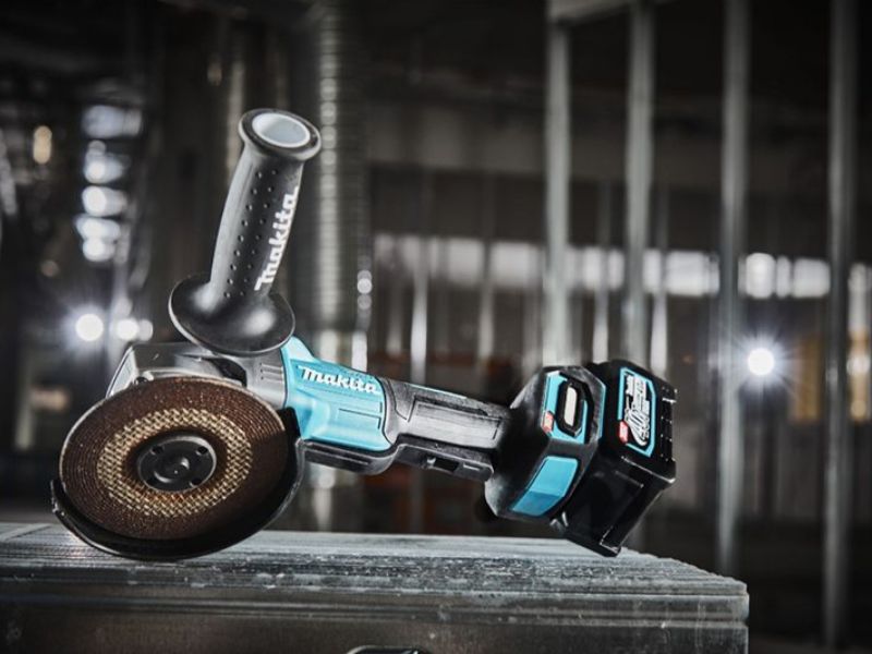 GA013GM201 cho khả năng mài mạnh mẽ, tương đương máy điện 1.000W