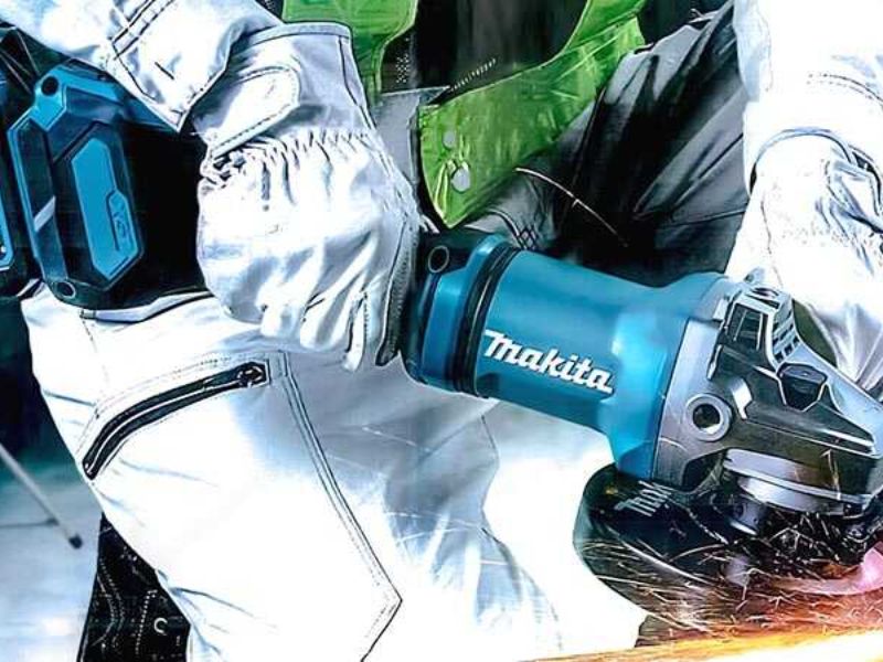 Makita GA038GZ05 cắt mài mạnh mẽ với tốc độ không tải 6.600 vòng/phút