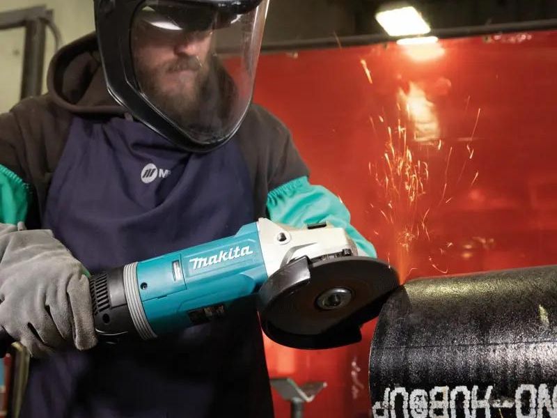 GA7080 sở hữu công suất mạnh mẽ 2700 W và đạt tốc độ không tải 8.500 vòng/phút