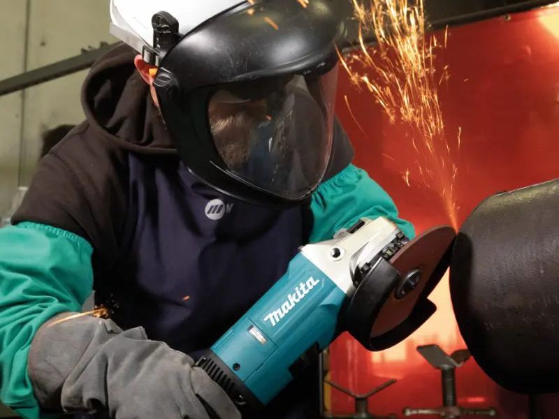 Makita GA9081 Sở hữu động cơ công suất lớn 2200W 