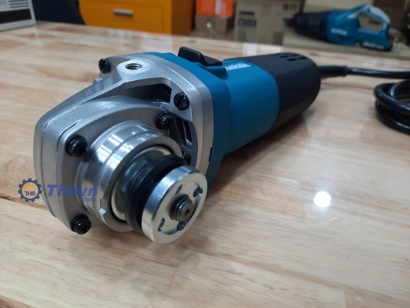 Máy mài góc Makita 9553NB sử dụng rộng rãi trong nhiều lĩnh vực