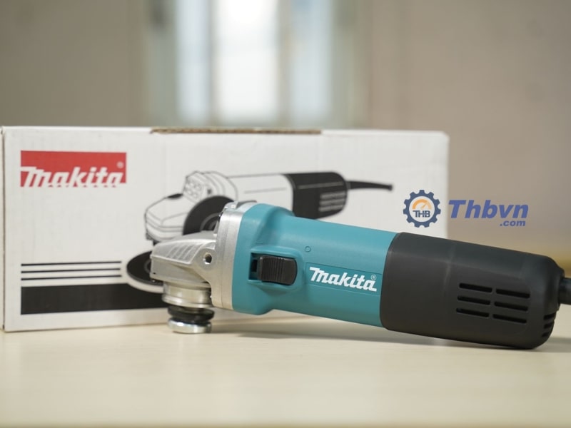 Makita 9556HN thiết kế dạng cầm tay nhỏ gọn