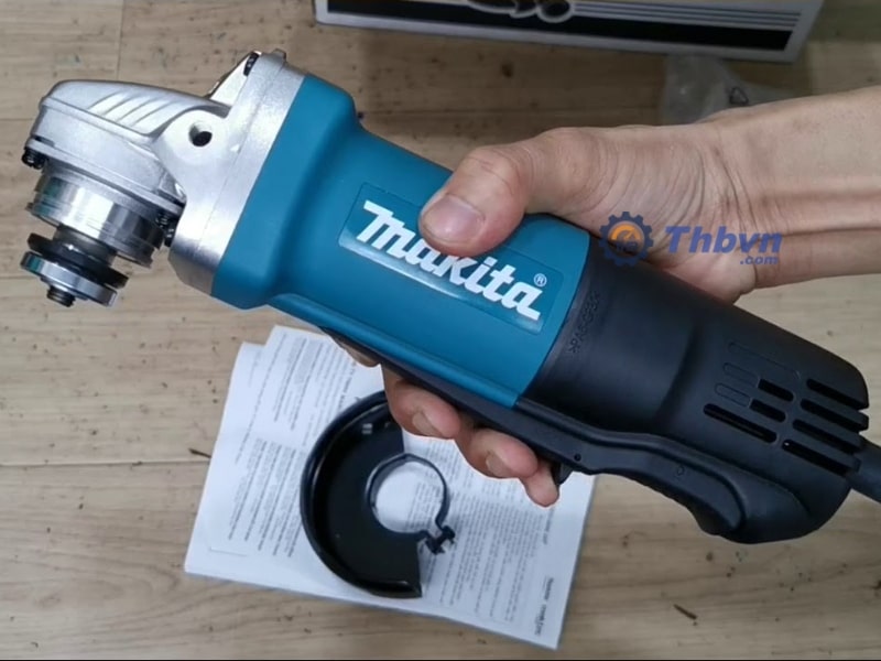 Makita 9556HP dễ dàng cầm nắm bằng 1 tay
