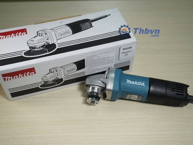 Makita 9553B có kích thước nhỏ gọn dễ dàng cầm nắm