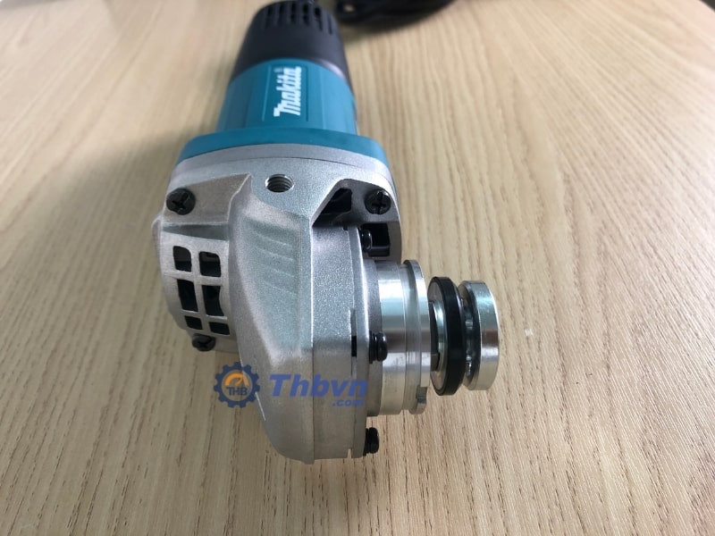 Makita 9553B có độ bền cao, đảm bảo an toàn cho người dùng