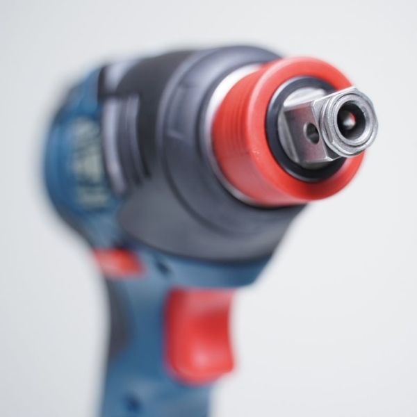 Lắp đầu khẩu và mũi vít chắc chắn vào máy Bosch GDX 18V-200