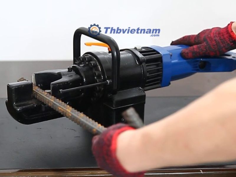 cho phép uốn các sắt thép với đường kính lớn 16 - 32mm với góc uốn 0 - 130°