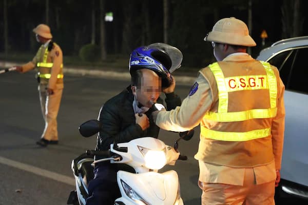 Người điều khiển xe máy (kể cả xe máy điện) vẫn bị xử phạt ở cả ba mức vi phạm nồng độ cồn