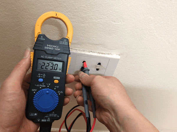 Cách sử dụng ampe kìm Hioki 3280-10F đo điện áp AC