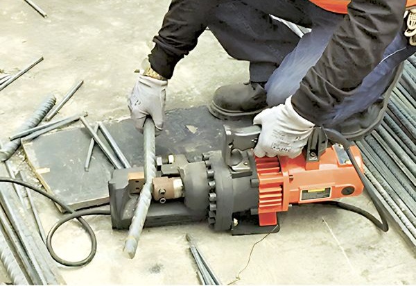 Máy có khả năng cắt nhanh với các thanh sắt dày