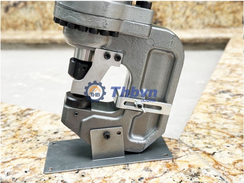 Họng đột sâu 7cm để đột được nhiều loại vật liệu