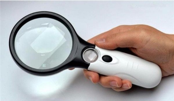 Cách sử dụng kính lúp cầm tay như thế nào là đúng?