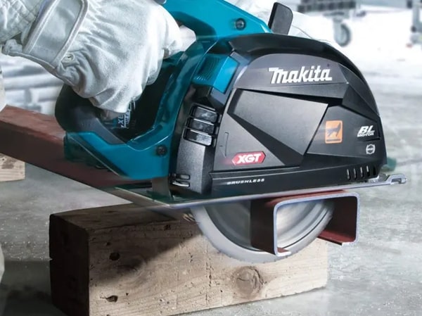 Máy cắt kim loại dùng pin Makita CS002GZ01