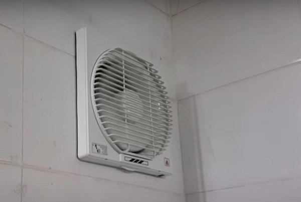 Sử dụng các thiết bị thông gió giúp loại bớt ẩm trong nhà