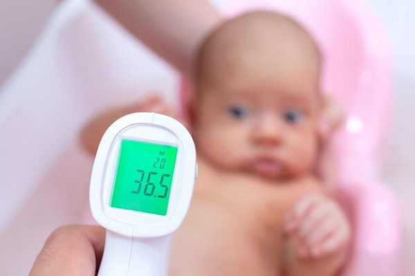 Nhiệt độ nước tắm cho trẻ sơ sinh cần phù hợp với bé