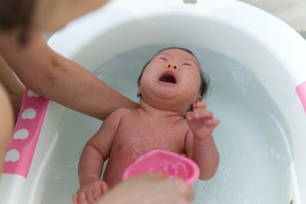 Trẻ tắm nước quá nóng sẽ không tốt cho da